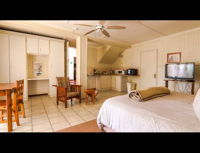 7 BEDROOM FREEHOLD FOR SALE IN DIE HOEWES